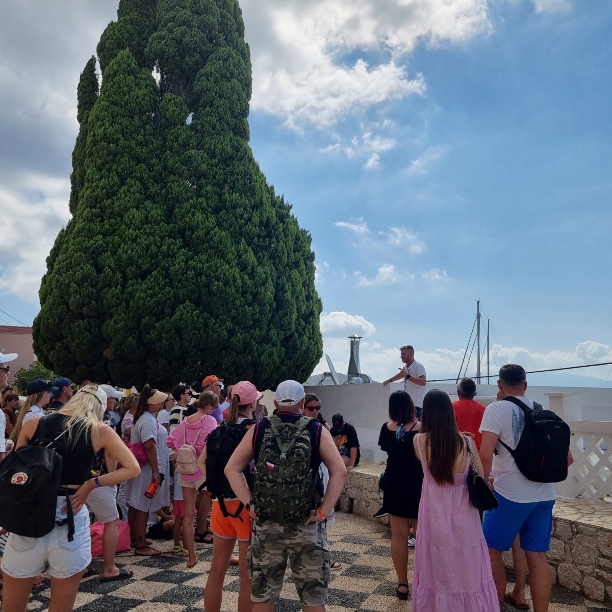 Бартек проводит Экскурсию, Сими