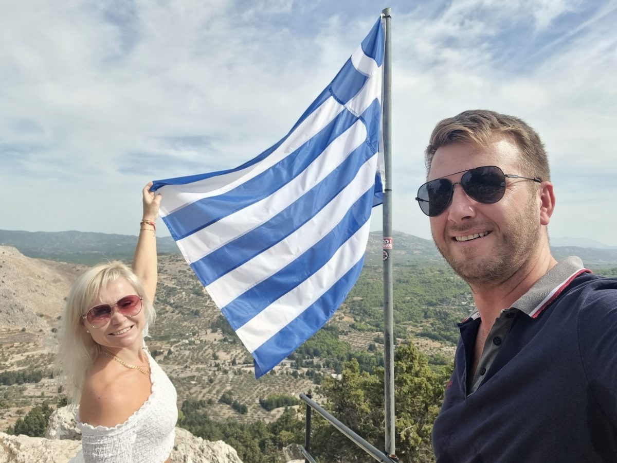 Дарья и Бартек у греческого флага