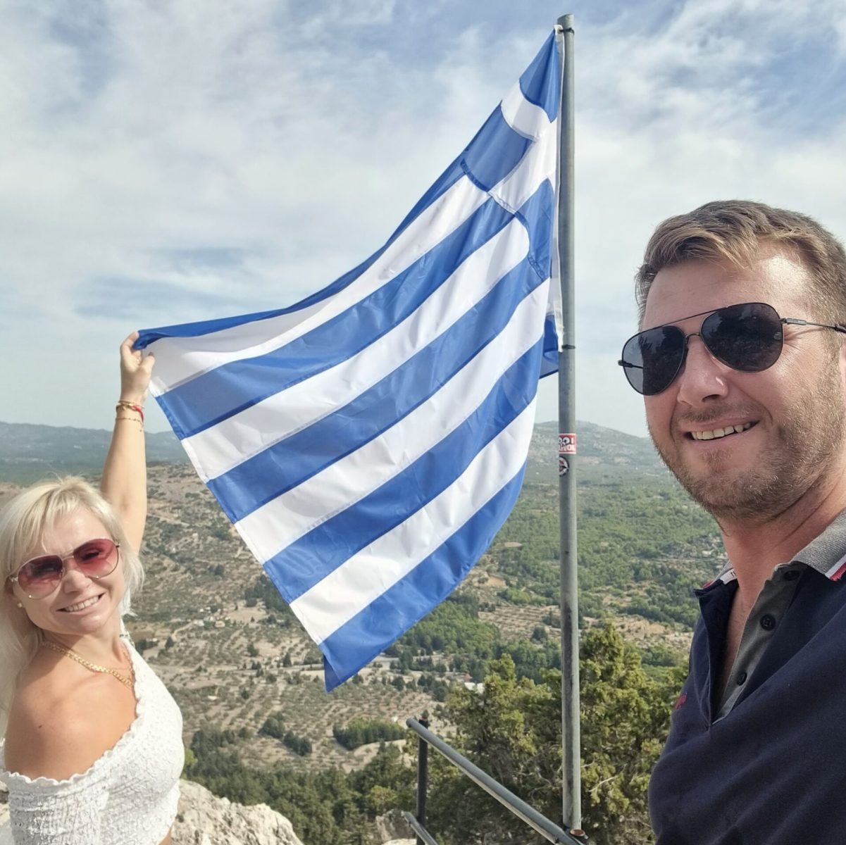 Дарья и Бартек у греческого флага